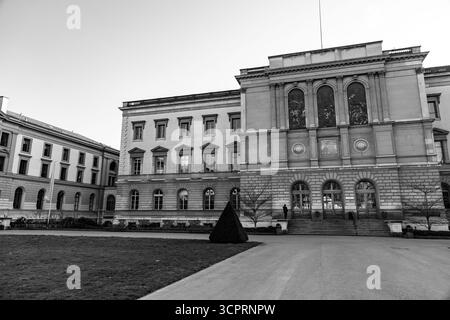 Genf, Schweiz - 24. März 2022: Hauptcampus der Genfer Universität im Bastionspark in Genf, Schweiz. Stockfoto