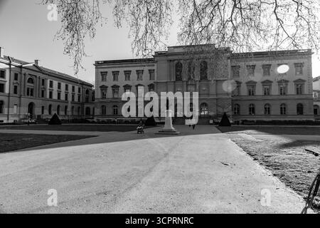 Genf, Schweiz - 24. März 2022: Hauptcampus der Genfer Universität im Bastionspark in Genf, Schweiz. Stockfoto