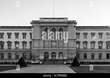 Genf, Schweiz - 24. März 2022: Hauptcampus der Genfer Universität im Bastionspark in Genf, Schweiz. Stockfoto
