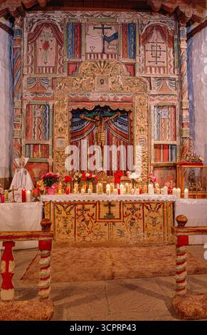Altar und Retablo des Santuario de Chimayo, Chimayo, New Mexico Stockfoto