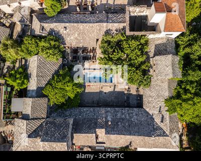 Luftaufnahme der Drohne von oben zeigt den Tabhana-Komplex von oben, der das architektonische Layout und die Details in der historischen Altstadt von Mostar feststellt. Stockfoto