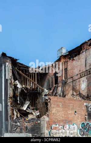 Verbranntes und entkerntes Inneres eines alten mehrstöckigen Geschäfts- und Wohngebäudes aus rotem Backstein, das vom Feuer verwüstet wurde, Old Montreal, Quebec, Kanada. Stockfoto