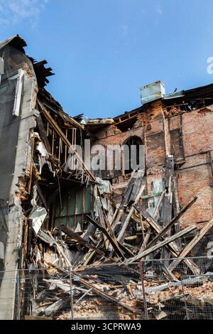 Verbranntes und entkerntes Inneres eines alten mehrstöckigen Geschäfts- und Wohngebäudes aus rotem Backstein, das vom Feuer verwüstet wurde, Old Montreal, Quebec, Kanada. Stockfoto