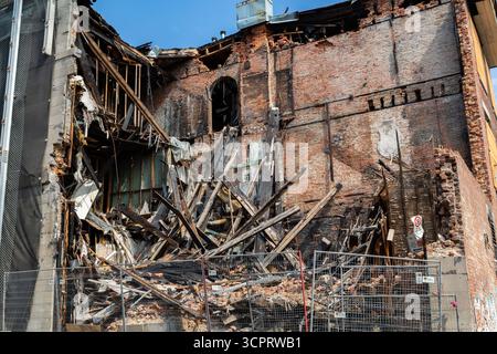 Verbranntes und entkerntes Inneres eines alten mehrstöckigen Geschäfts- und Wohngebäudes aus rotem Backstein, das vom Feuer verwüstet wurde, Old Montreal, Quebec, Kanada. Stockfoto