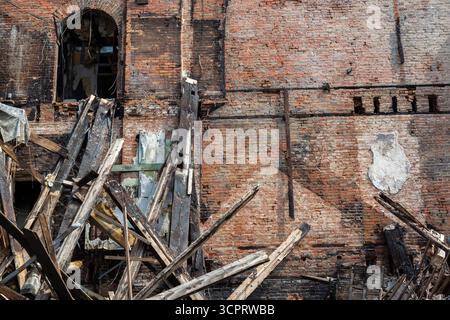 Verbranntes und entkerntes Inneres eines alten mehrstöckigen Geschäfts- und Wohngebäudes aus rotem Backstein, das vom Feuer verwüstet wurde, Old Montreal, Quebec, Kanada. Stockfoto