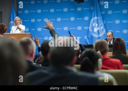 New York, New York, USA. September 2025. Journalisten heben die Hand, um Fragen zu stellen, während der russische Außenminister SERGEJ LAWROW Reportern auf der UNGA80 schreibt und über die Sicherheit in Europa, die Situation in Gaza und umfassendere internationale Bedenken spricht. (Kreditbild: © Bianca Otero/ZUMA Press Wire) NUR REDAKTIONELLE VERWENDUNG! Nicht für kommerzielle ZWECKE! Stockfoto
