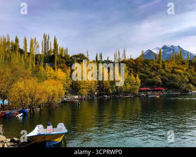 Wunderschöner See umgeben von Karakoram Gipfeln während der Herbstsaison im Skardu Stockfoto