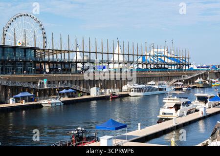 Private Yachten im Hafen von Port d'Escale und Blick auf das Aussichtsrad La Grande Roue, Cirque du Soleil im Sommer, Old Montreal, Quebec. Stockfoto