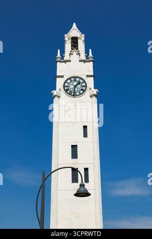 Der Montreal Clock Tower oder die Sailor's Memorial Clock und im Sommer eine Laternenpfahl im antiken Stil, Old Port of Montreal, Quebec, Kanada. Stockfoto