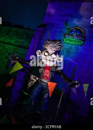 Alton, Großbritannien. September 2025. Alton Towers nach Einbruch der Dunkelheit als Scarefest beginnt die Halloween-Saison. Autor: Thomas Faull/Alamy Live News Stockfoto