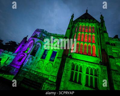 Alton, Großbritannien. September 2025. Alton Towers nach Einbruch der Dunkelheit als Scarefest beginnt die Halloween-Saison. Autor: Thomas Faull/Alamy Live News Stockfoto