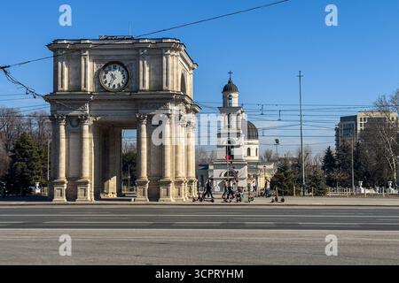 Die zwei wichtigsten Sehenswürdigkeiten des Stadtzentrums von Chisinau: Der Triumphbogen und die Geburtskirche, Moldau Stockfoto
