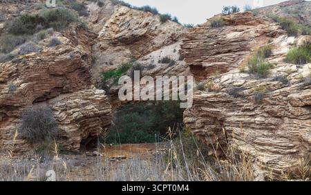 Wasser und Wind haben Felsen in skurrilen Formen über die Landschaft geformt Stockfoto