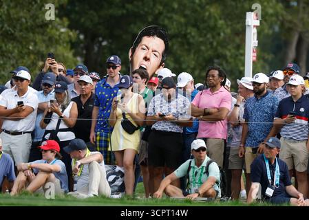 Farmingdale, Usa. September 2025. Golf-Fans beobachten, wie Team United State am zweiten Tag des 45. Ryder Cup auf dem Bethpage Black Course in Farmingdale, New York, am Samstag, den 27. September 2025, Team Europe spielt. Europa hat einen Vorsprung von 8,5 zu 3,5 gegenüber den Vereinigten Staaten nach den morgendlichen Viererspielen am zweiten Tag. Foto: John Angelillo/UPI Credit: UPI/Alamy Live News Stockfoto