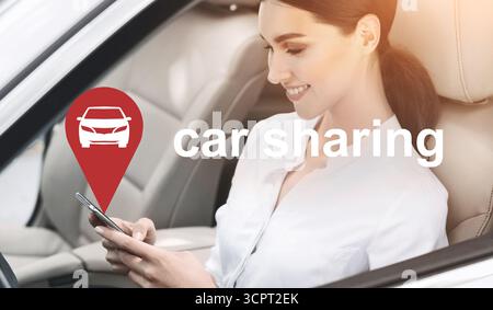 Geschäftsfrau, die mobile Carsharing-Anwendung nutzt Stockfoto