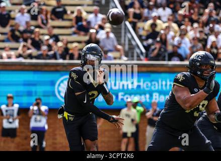 27. September 2025: Der Quarterback der Wake Forest University Robby Ashford (2) übergibt den Ball. NCAA-Fußballspiel zwischen Georgia Tech und Wake Forest University im AlLegacy Federal Credit Union Stadium in Winston-Salem, North Carolina. David Beach/CSM Stockfoto