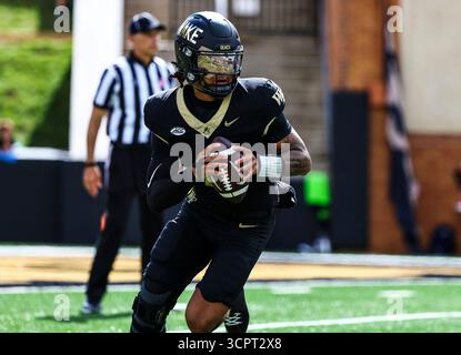 27. September 2025: Der Quarterback der Wake Forest University Robby Ashford (2) sucht nach einem offenen Empfänger. NCAA-Fußballspiel zwischen Georgia Tech und Wake Forest University im AlLegacy Federal Credit Union Stadium in Winston-Salem, North Carolina. David Beach/CSM Stockfoto