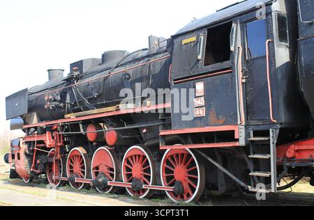 Historische Dampflokomotive im Freilichtmuseum für Fahrzeuge in Pyskowice, Schlesien, Polen. April. Stockfoto