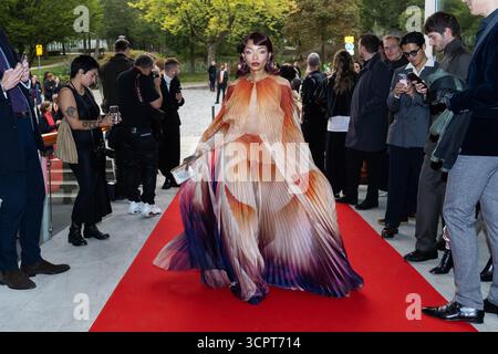 ROTTERDAM – Influencer Nyane spazierte während der Eröffnung der Ausstellung Sculpting the Senses in der Kunsthal auf dem roten Teppich von Iris van Herpen. Im Rotterdamer Museum sind über hundert Stücke des Modedesigners ausgestellt. ANP LAURENS VAN PUTTEN niederlande aus - belgien aus Stockfoto