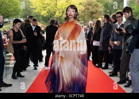 ROTTERDAM – Influencer Nyane spazierte während der Eröffnung der Ausstellung Sculpting the Senses in der Kunsthal auf dem roten Teppich von Iris van Herpen. Im Rotterdamer Museum sind über hundert Stücke des Modedesigners ausgestellt. ANP LAURENS VAN PUTTEN niederlande aus - belgien aus Stockfoto