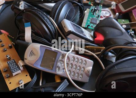 Elektronikschrott zum Recycling. E-Müllhaufen alter Mobiltelefone und Schaltkreise. Elektronikschrott. Entsorgte Unterhaltungselektronik-Geräte. Veraltete Tele Stockfoto