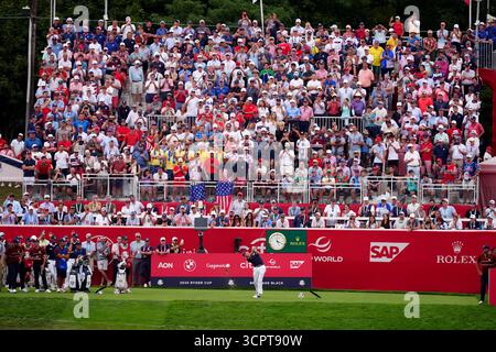 Justin Thomas vom Team United States spielt am Nachmittag in den Vierballspielen am zweiten Tag des Ryder Cup auf dem Bethpage Black Course in Farmingdale, New York. Bilddatum: Samstag, 27. September 2025. Stockfoto