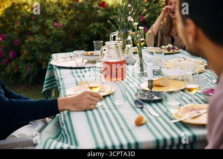 Saftkanne und leere Utensilien wurden nach der Party auf dem Esstisch aufbewahrt Stockfoto