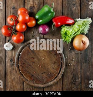 Verschiedene Gemüse für Pizza auf hölzernem Hintergrund Stockfoto