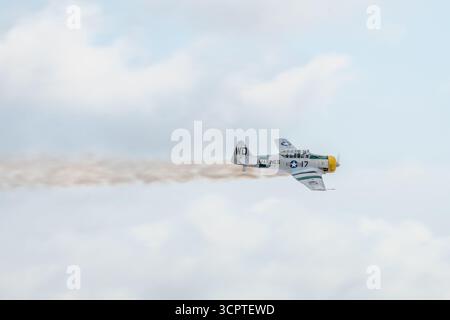 San Diego, Kalifornien, USA. September 2025. Während sich der Großteil der Aufmerksamkeit der Flugschau auf die Blue Angels konzentriert, zeigt die Flugschau stolz die reiche Geschichte der militärischen Luftfahrt. (Kreditbild: © Jonathan Chang/ZUMA Press Wire) NUR REDAKTIONELLE VERWENDUNG! Nicht für kommerzielle ZWECKE! Stockfoto