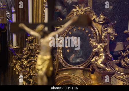 Ein Gemälde der Jungfrau Maria auf dem Altar in der Dreifaltigkeitskirche in Trnava, Slowakei. Stockfoto