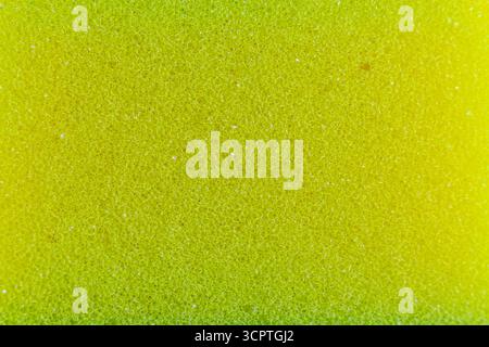 Gelber Schwamm aus Mikrofasermaterial. Textur, Hintergrund. Stockfoto