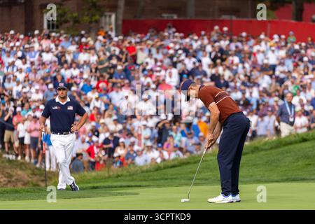 Farmingdale, Usa. September 2025. Justin Rose vom Team Europe tritt am Samstag, den 27. September 2025, auf dem Bethpage Black Course in Farmingdale, New York, während eines Vierball-Spiels gegen das Team United States am zweiten Tag des 45. Ryder Cups auf das vierzehnte Grün. Europa hat nach dem zweiten Tag einen Vorsprung von 11,5 zu 4,5 gegenüber den Vereinigten Staaten. Foto: Corey Sipkin/UPI Credit: UPI/Alamy Live News Stockfoto