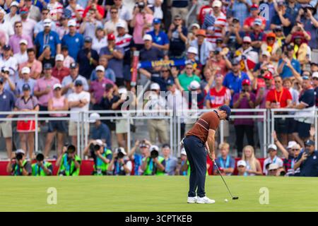 Farmingdale, Usa. September 2025. Rory McIlroy vom Team Europe tritt am zweiten Tag des 45. Ryder Cup auf dem Bethpage Black Course in Farmingdale, New York, am Samstag, den 27. September 2025 auf das elfte Grün. Europa hat nach dem zweiten Tag einen Vorsprung von 11,5 zu 4,5 gegenüber den Vereinigten Staaten. Foto: Corey Sipkin/UPI Credit: UPI/Alamy Live News Stockfoto