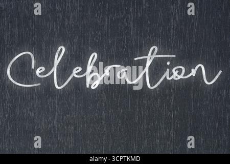 Eine Tafel mit einer handgeschriebenen Kreidebotschaft, die „Feier“ sagt, ein starkes Symbol für Geschäftserfolg und Motivation im Bildungsbereich Stockfoto