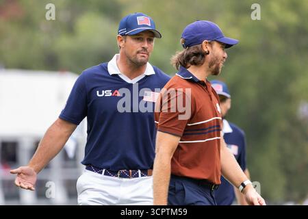 Farmingdale, Usa. September 2025. Bryson DeChambeau (L) vom Team United States spricht mit Tommy Fleetwood vom Team Europe während eines vier-Ball-Spiels am zweiten Tag des 45. Ryder Cup auf dem Bethpage Black Course in Farmingdale, New York am Samstag, den 27. September 2025. Europa hat nach dem zweiten Tag einen Vorsprung von 11,5 zu 4,5 gegenüber den Vereinigten Staaten. Foto: Corey Sipkin/UPI Credit: UPI/Alamy Live News Stockfoto