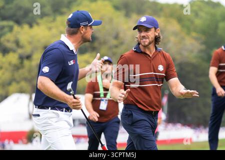 Farmingdale, Usa. September 2025. Bryson DeChambeau (L) vom Team United States spricht mit Tommy Fleetwood vom Team Europe während eines vier-Ball-Spiels am zweiten Tag des 45. Ryder Cup auf dem Bethpage Black Course in Farmingdale, New York am Samstag, den 27. September 2025. Europa hat nach dem zweiten Tag einen Vorsprung von 11,5 zu 4,5 gegenüber den Vereinigten Staaten. Foto: Corey Sipkin/UPI Credit: UPI/Alamy Live News Stockfoto