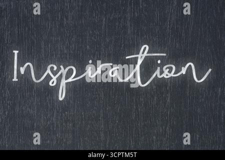 Eine Tafel mit einer handgeschriebenen Kreidebotschaft, die Inspiration sagt, ein starkes Symbol für Geschäftserfolg und Motivation im Bildungsbereich Stockfoto
