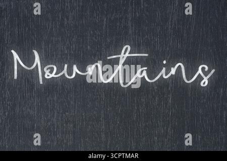 Eine Tafel mit einer handgeschriebenen Kreidebotschaft mit der Aufschrift Berge, ein starkes Symbol für Geschäftserfolg und Motivation in Bildung und Produktion Stockfoto