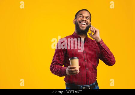 Ein lächelnder Schwarzer, der im Studio telefoniert Stockfoto