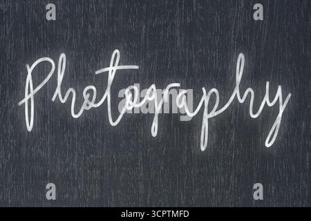 Eine Tafel mit einer handgeschriebenen Kreidebotschaft mit der Aufschrift Fotografie, ein starkes Symbol für Geschäftserfolg und Motivation im Bildungsbereich Stockfoto