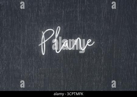 Eine Tafel mit einer handgeschriebenen Kreidebotschaft mit der Aufschrift Flugzeug, ein starkes Symbol für Geschäftserfolg und Motivation in Bildung und Produktion Stockfoto