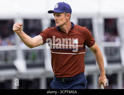 Farmingdale, Usa. September 2025. Rose feiert nach dem Putt am 15. Bryson DeChambeau vom US Ryder Cup Putts auf das erste Grün seiner…. Beim 45. Ryder Cup auf dem Black Course im Bethpage State Park in Farmingdale, New York am Freitag, den 26. September 2025. Europa ist derzeit Inhaber des Ryder Cup nach seinem Sieg über die Vereinigten Staaten im Jahr 2023 im Marco Simone Golf and Country Club. Foto: Corey Sipkin/UPI Credit: UPI/Alamy Live News Stockfoto