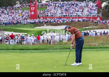 Farmingdale, Usa. September 2025. Tommy Fleetwood vom Team Europe tritt am zweiten Tag des 45. Ryder Cups auf dem Bethpage Black Course in Farmingdale, New York, am Samstag, den 27. September 2025 auf das 18. Green. Europa hat nach dem zweiten Tag einen Vorsprung von 11,5 zu 4,5 gegenüber den Vereinigten Staaten. Foto: Corey Sipkin/UPI Credit: UPI/Alamy Live News Stockfoto