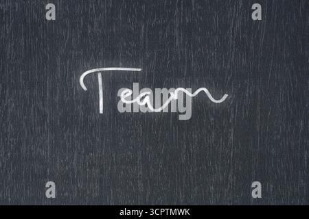 Eine Tafel mit einer handgeschriebenen Kreidebotschaft, die besagt, dass Team ein starkes Symbol für Geschäftserfolg und Motivation in Bildung und Produktion ist Stockfoto