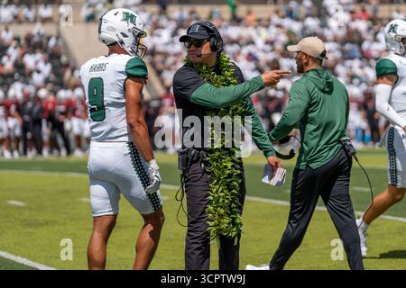 Honolulu, Hawaii – 23. Aug 2025: Hawaiis Cheftrainer Timmy Chang spricht mit dem Wide Receiver Jackson Harris (#9) während eines 23–20-Sieges gegen Stanford. Stockfoto