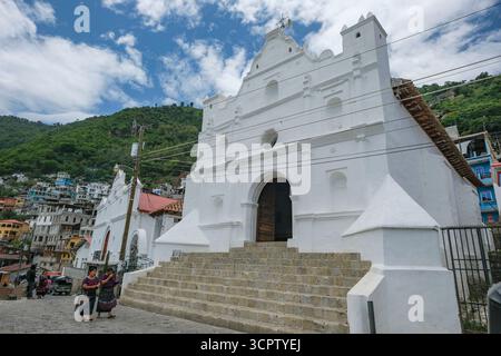 San Antonio Palopo, Guatemala - 19. Juli 2025: Kirche von San Antonio Palopo im Departement Solola, Guatemala. Stockfoto