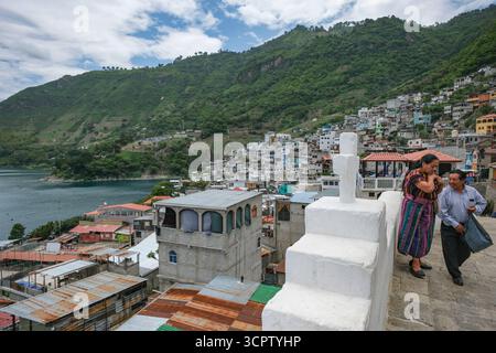 San Antonio Palopo, Guatemala - 19. Juli 2025: Blick auf San Antonio Palopo neben dem Atitlan-See, Solola, Guatemala. Stockfoto
