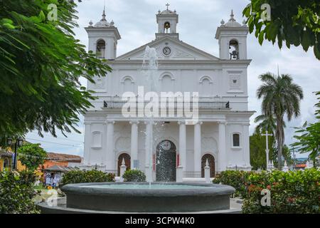 Suchitoto, El Salvador – 30. August 2025: Kirche St. Lucia von Suchitoto im Departement Cuscatlan, El Salvador. Stockfoto