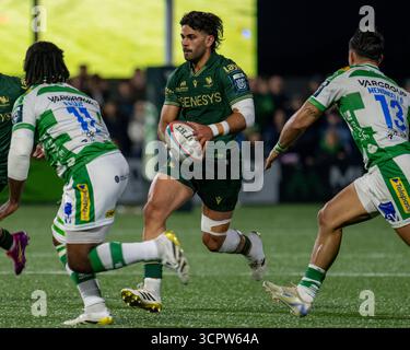 Galway, Republik Irland. September 2025. Byron Ralston von Connacht Rugby läuft mit dem Ball während des Spiels der United Rugby Championship Runde 1 zwischen Connacht Rugby und Benetton Rugby im Dexcom Stadium in Galway, Irland am 27. September 2025 (Foto: Andrew SURMA/ Credit: SIPA USA/Alamy Live News) Stockfoto