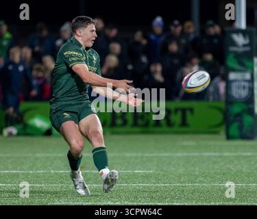 Galway, Republik Irland. September 2025. Sean Naughton von Connacht Rugby übergibt den Ball während des Spiels der United Rugby Championship Runde 1 zwischen Connacht Rugby und Benetton Rugby im Dexcom Stadium in Galway, Irland am 27. September 2025 (Foto: Andrew SURMA/ Credit: SIPA USA/Alamy Live News) Stockfoto